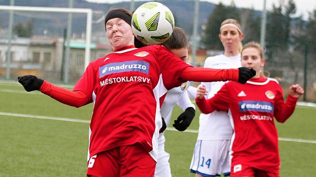 Zimní příprava, ženy: SK Klatovy 1898 (na snímku fotbalistky v červených dresech) - FC Viktoria Plzeň B / TJ VS Plzeň (bílé dresy) 0:6 (0:2).