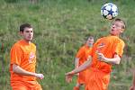 Okresní přebor mužů: Běšiny (v oranžovém) - Hradešice 0:0.