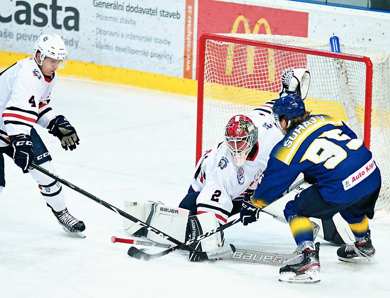 Hokejisté druholigového SHC Klatovy (na archivním snímku hráči v bílých dresech) podlehli v 5. kole jižní skupiny IHC Králové Písek 4:8.