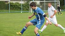 1. B třída: Měčín - Žichovice (v bílém) 1:2.