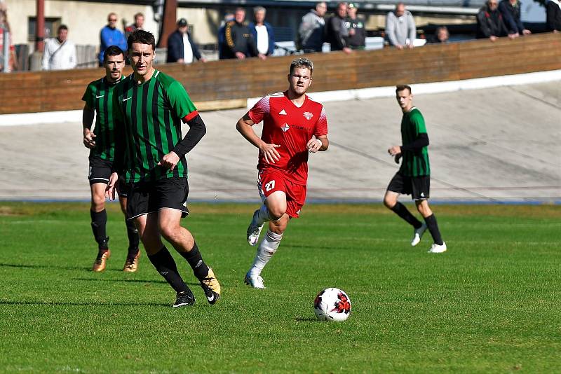 11. kolo divize: Petřín Plzeň (červení) - FC Rokycany 4:0.