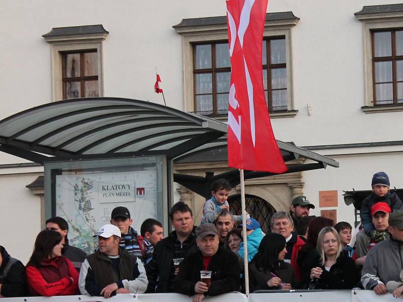 Předstartovní show k rallye na náměstí v Klatovech.