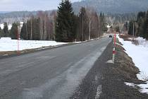 Silnice od Dobré Vody na Gerlovu Huť, která v zimě připomíná ledový tankodrom.