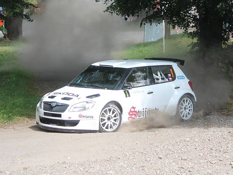 Posádky při předstartovní show a na tratích Rally Agropa