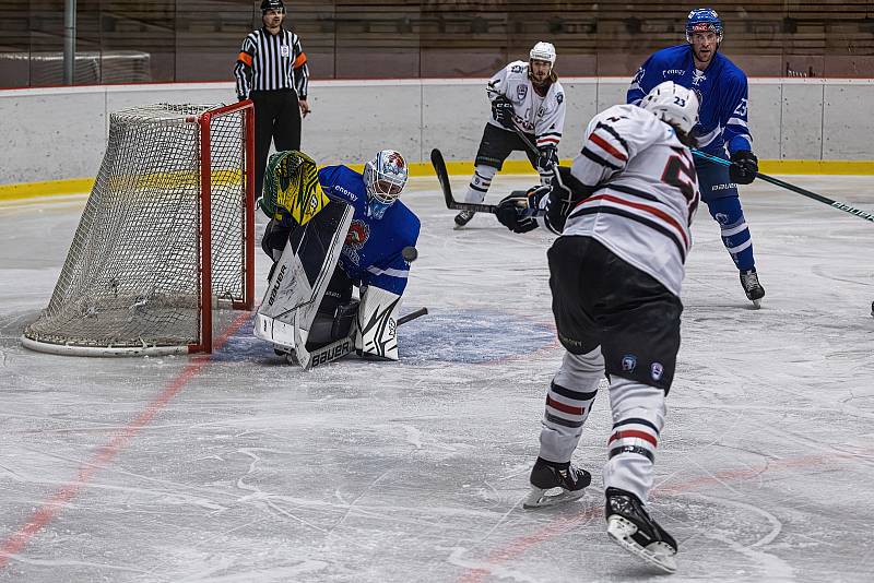 Hokejisté SHC Klatovy (na archivním snímku hráči v bílých dresech) podlehli Táboru (modří) i podruhé v sezoně. Znovu výsledkem 1:5, tentokrát však na jeho ledě.