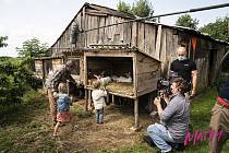 Film Matky, snímky jsou z natáčení v obci Prádlo u Nepomuka.