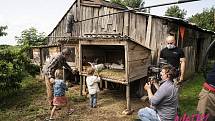 Film Matky, snímky jsou z natáčení v obci Prádlo u Nepomuka.