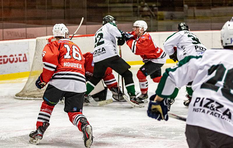 Hokejisté Klatov (hráči v červeném) padli s Příbramí 0:4.