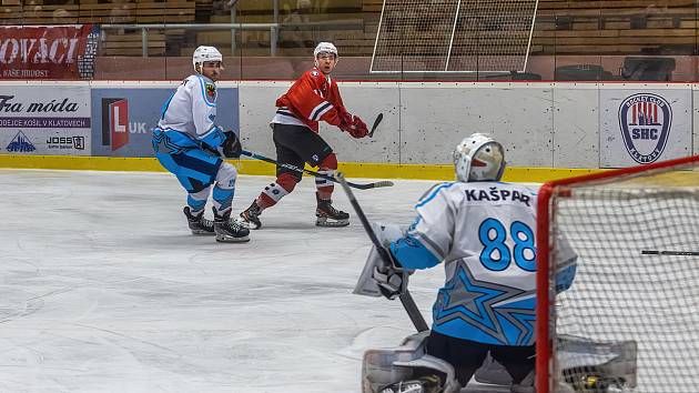 Hokejisté HC Stadion Cheb (na archivním snímku hráči v bílých dresech) porazili ve středečním utkání 12. kola nadstavby SHC Klatovy (červení).