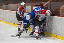 Krajská liga, 17. kolo: HC Klatovy (na snímku hokejisté v bílých dresech) - HC Domažlice (modří) 7:4.