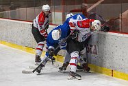 Krajská liga, 17. kolo: HC Klatovy (na snímku hokejisté v bílých dresech) - HC Domažlice (modří) 7:4.