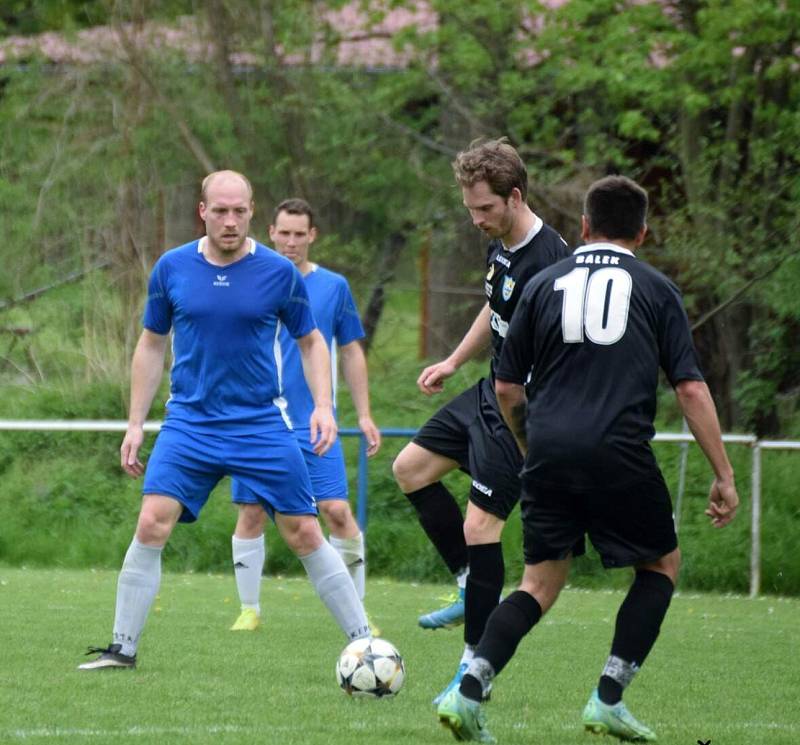 Fotbalisté TJ Měcholupy (na archivním snímku hráči v černých dresech) porazili ve 2. kola Poháru PKFS Baník Stříbro 4:0 a slaví postup do další fáze soutěže.