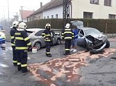Nehoda dvou aut v Janovicích nad Úhlavou.