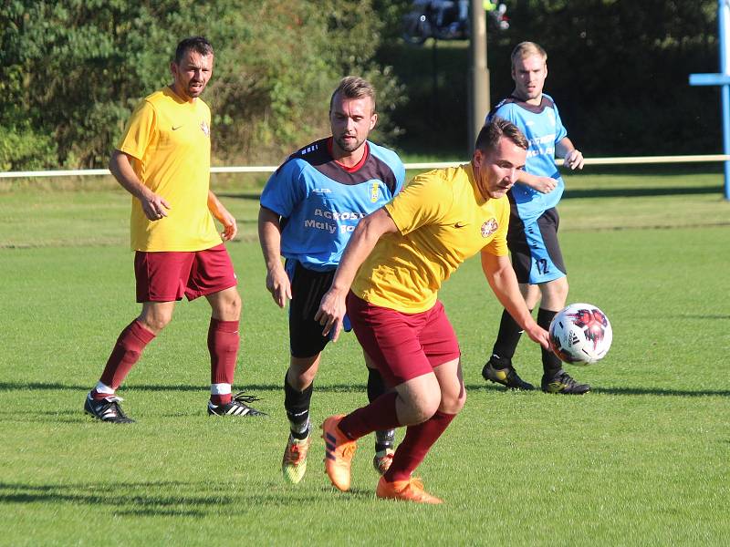 Janovice (na archivním snímku hráči ve žlutých dresech) porazily Chudenice 3:0.