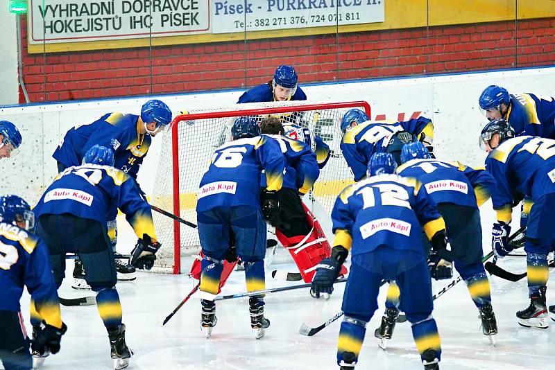 Hokejisté SHC Klatovy (v bílém) prohráli v Písku (na archivním snímku hráči v modrých dresech) vysoko 3:8.