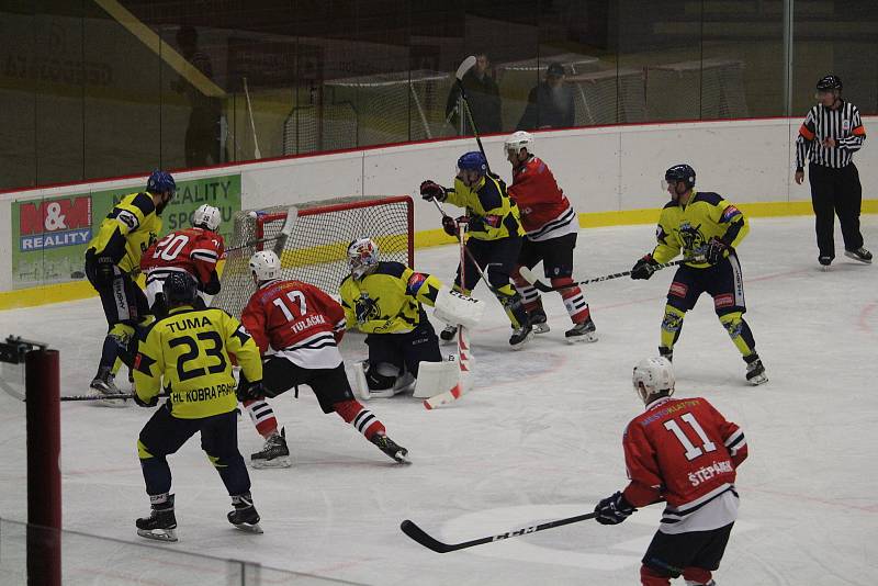 Hokejisté klatovského SHC (na archivním snímku hráči v červených dresech) podlehli ve středečním 20. kole své skupiny 2. ligy Kobře 4:6.