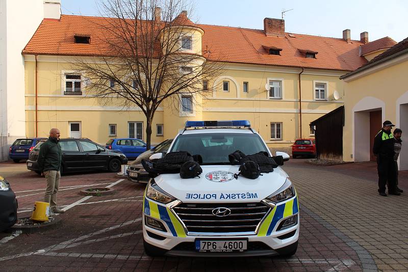 Městští strážníci v Horažďovicích dostali od města nové vozidlo, které splňuje všechny současné předpisy.