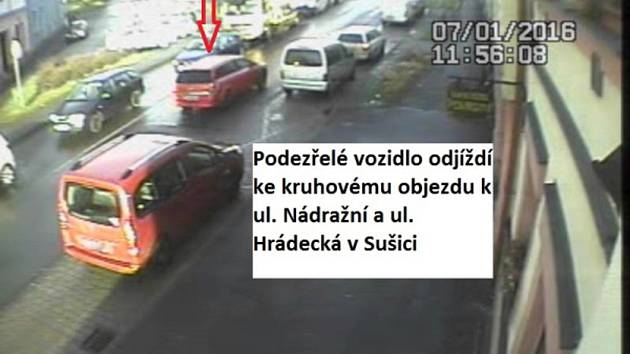 Vozidlo červené barvy, které policisté hledají.