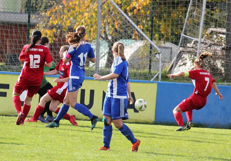 9. kolo divize žen, skupina C: SK Klatovy 1898 (na snímku fotbalistky v červených dresech) - TJ Jiskra Domažlice 1:1 (1:0).