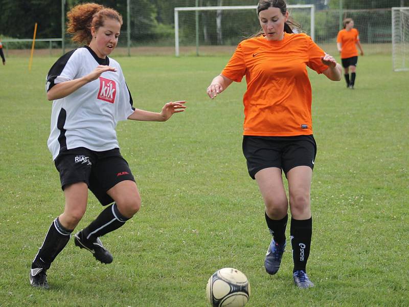 Letní Dívčí amatérská fotbalová liga: Vodní Panterky (v bílém) - Plánice 2:0.