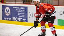 Hokejisté SHC Klatovy (na archivním snímku hráči v červených dresech) na úvod nové sezony podlehli HC Baník Příbram 4:6.