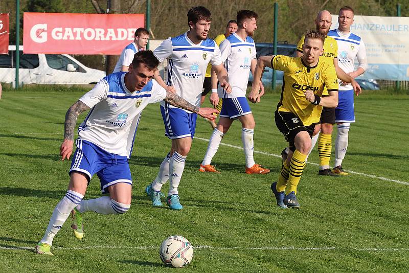 Fotbalisté Baníku Stříbro (na archivním snímku hráči v bílých dresech) porazili v odvetě FK Žákava 2:1 a radují se z udržení krajského přeboru.