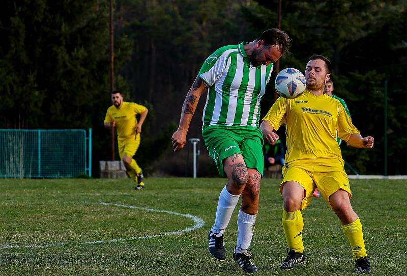 Fotbalisté Budětic (na archivním snímku hráči ve žlutých dresech) deklasovali Velké Hydčice 5:0 a na jaře jsou stoprocentní. I když ne až tak úplně...