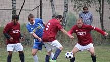 Fotbalisté Dlažova (na archivním snímku hráči v červených dresech) prohráli v Neznašovech vysoko 0:5. Výhru domácích řídil hattrickem Vaněk.