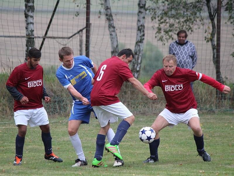 Fotbalisté Dlažova (na archivním snímku hráči v červených dresech) prohráli v Neznašovech vysoko 0:5. Výhru domácích řídil hattrickem Vaněk.