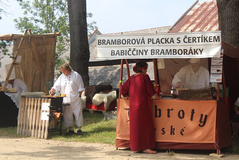 Pouť na hradě Opálka.