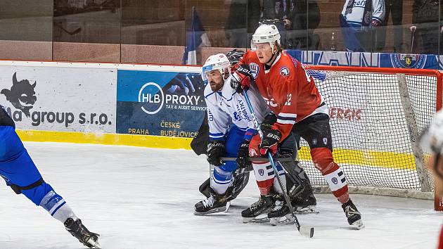 2. liga, skupina západ (nadstavba B, 3. kolo): SHC Klatovy (na snímku hráči v červených dresech) - HC Benátky nad Jizerou 5:4 po prodloužení.