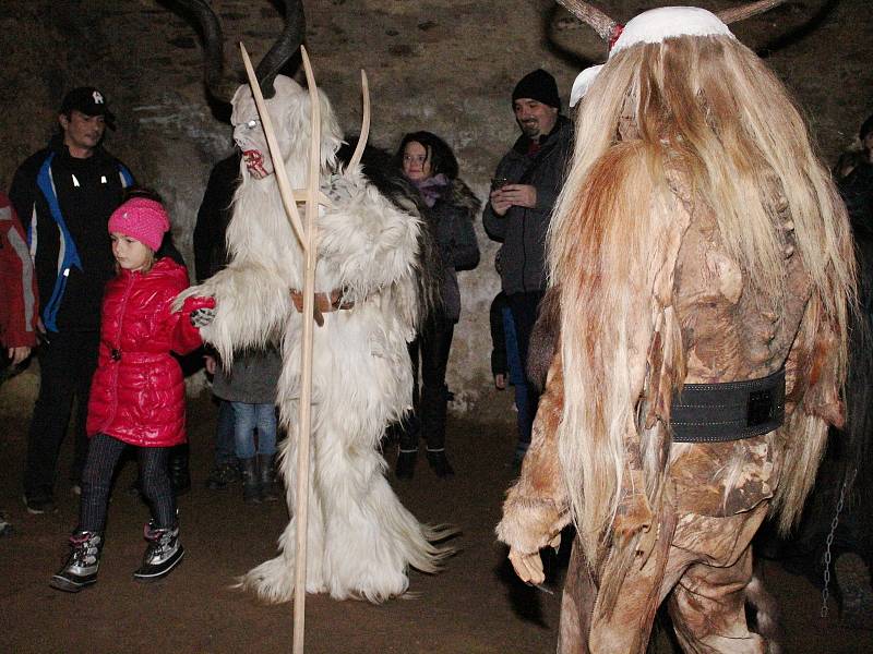 Krampusáci ve sklepení zámku v Chudenicích.