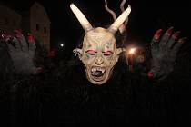 Krampusové a ohnivá show v Chudenicích.