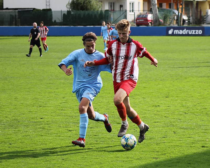 Fotbalisté SK Klatovy 1898 U17 (na archivním snímku hráči v červených dresech) rozcupovali Vejprnice (v modrém) vysoko 8:2. Pět branek vstřelil Adam Hošek.