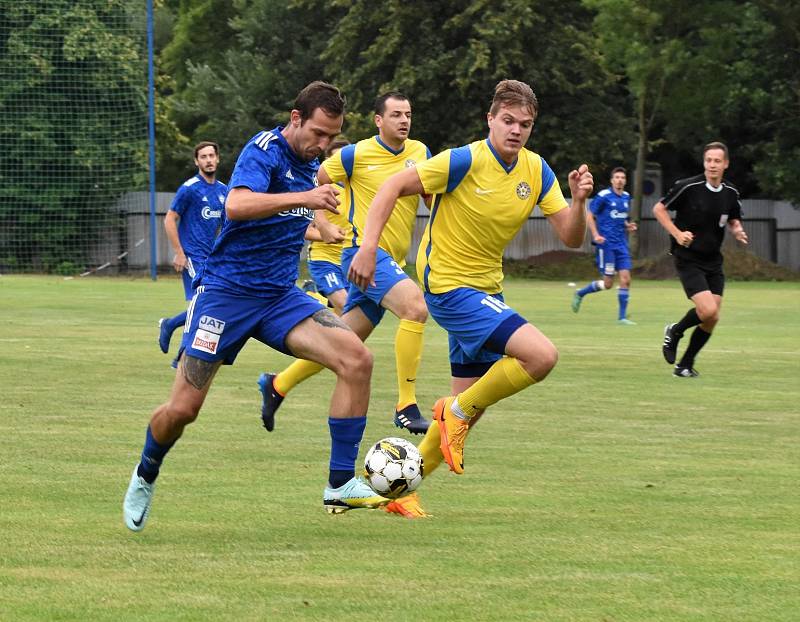 3. kolo FORTUNA divize A: SK Otava Katovice - SK SENCO Doubravka (na snímku fotbalisté ve žlutých dresech) 1:0 (0:0).