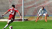 11. kolo divize: Petřín Plzeň (červení) - FC Rokycany 4:0.