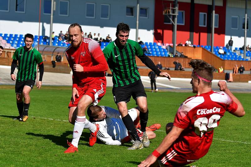 11. kolo divize: Petřín Plzeň (červení) - FC Rokycany 4:0.
