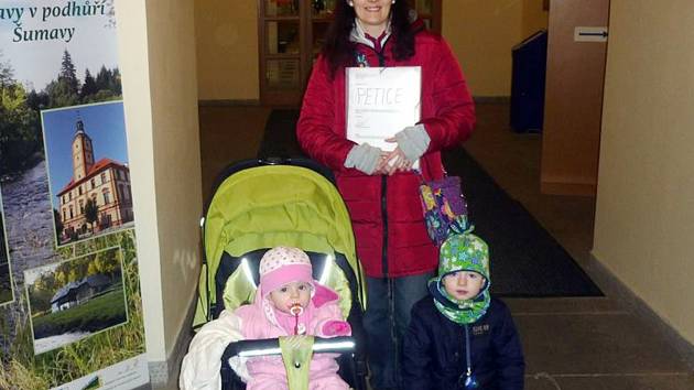 Zuzana Hrabá, která má čtyři malé děti, petici sepsala, starala se o věci kolem ní a po ukončení podepisování vše spočítala a odnesla ji na Městský úřad v Sušici.