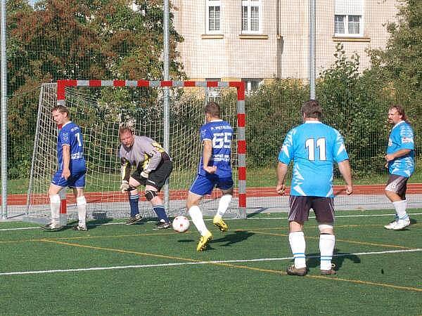 V I. lize porazili hráči Red Dogs Kal A Střelnici (ve světlých dresech) 8:0