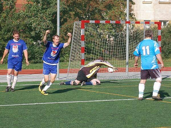 V I. lize porazili hráči Red Dogs Kal A Střelnici (ve světlých dresech) 8:0