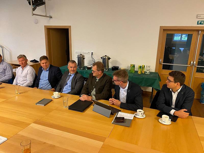 Jednání zástupců české a bavorské strany o dalším rozvoji Šumavy a Bavorského lesa na Modravě.