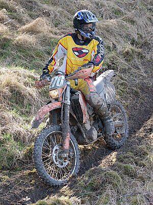 Podjezd klatovského mostu na výpadovce na Plzeň dal aktérům enduro sprintu zabrat. Někteří betonovou šikminu raději objeli podél svodidel.