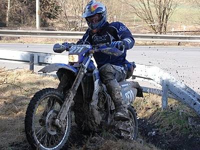 Podjezd klatovského mostu na výpadovce na Plzeň dal aktérům enduro sprintu zabrat. Někteří betonovou šikminu raději objeli podél svodidel.