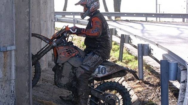 Podjezd klatovského mostu na výpadovce na Plzeň dal aktérům enduro sprintu zabrat. Někteří betonovou šikminu raději objeli podél svodidel.