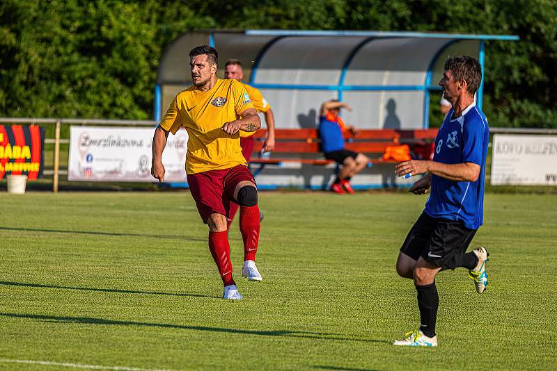 Zatímco úvodní utkání proti Chodskému Újezdu (modří) fotbalisté Janovic (žluté dresy) zvládli, odvetu už nikoliv. V příští sezoně si tak zahrají znovu jen okresní přebor.