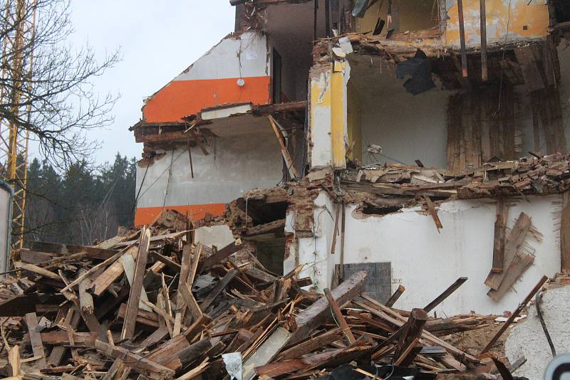 Demolice hotelu Slavie v Železné Rudě.