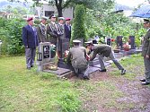 Setkání vojáků u hrobu Ctibora Bělohrada v roce 2005.