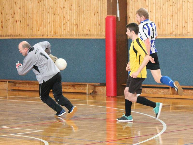 Zimní amatérská liga: ST Smrk Klatovy (žluté dresy) - SK Panters Klatovy 4:2 