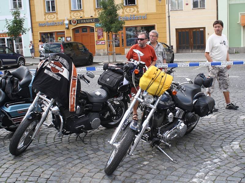 Start prvního ročníku vyjížďky 500 mil Bohemia za účasti 130 jezdců na Harley - Davidson a Buell