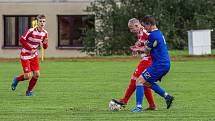 5. kolo OPM: FC Švihov (na snímku fotbalisté v červenobílých dresech) - TJ Sokol Chudenice (modří) 2:2 (2:0).